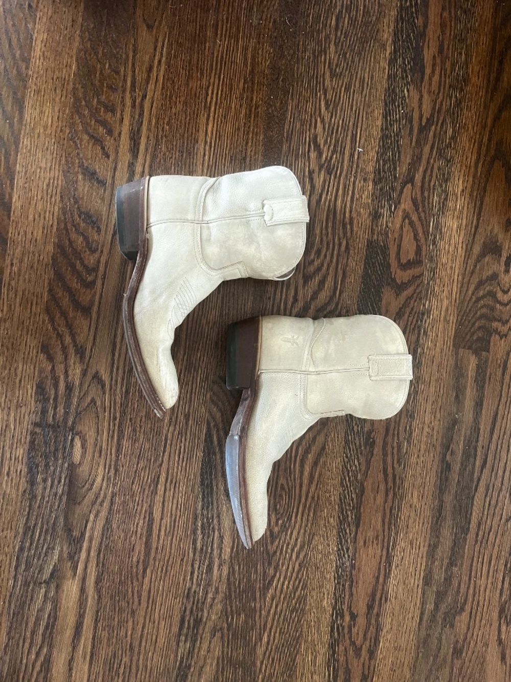 Frye Billy Short Pull-On in unique cream color - Picture 4 of 8